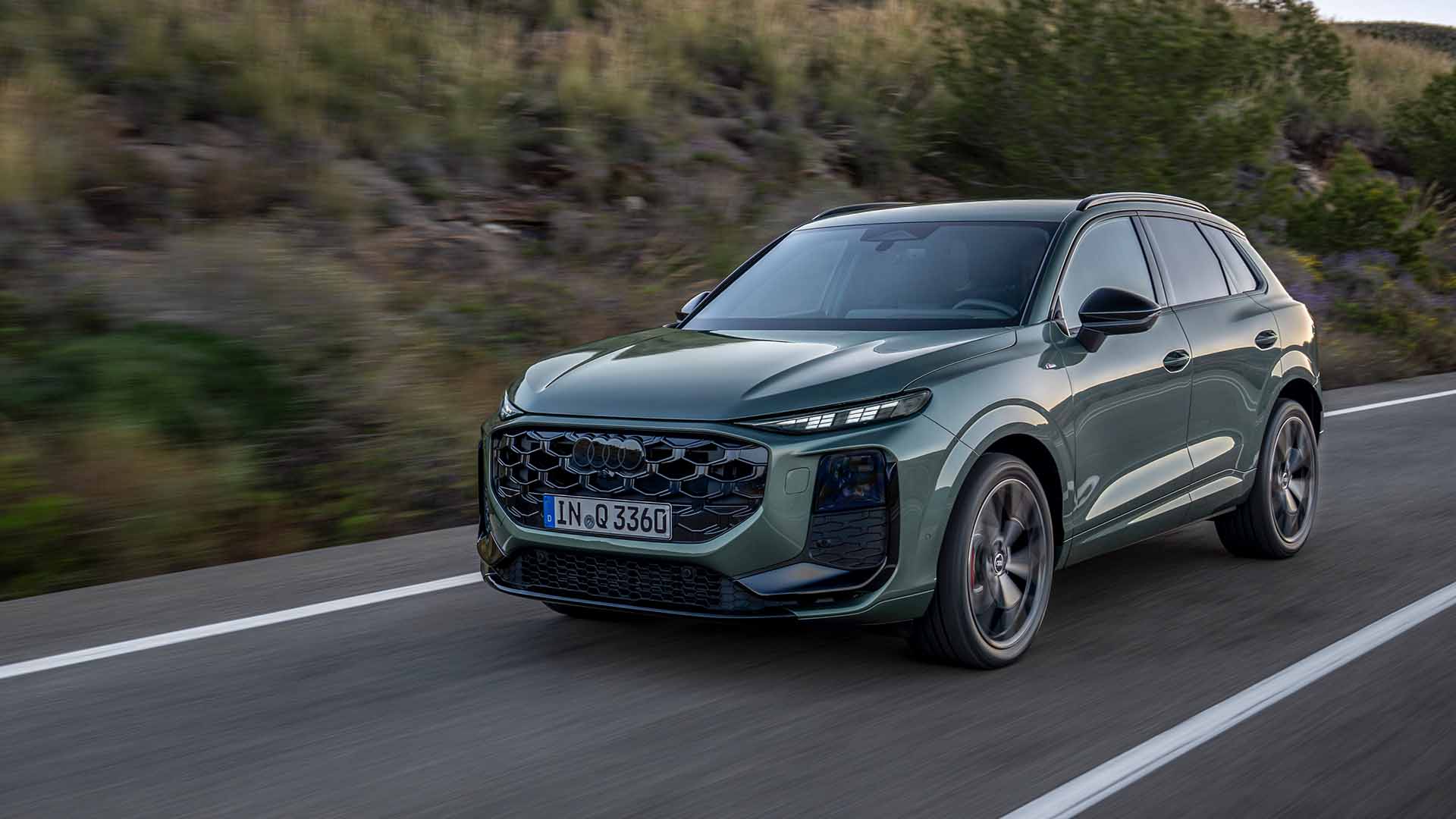 Audi Q3 SUV, Frontansicht, fahrend auf einer Straße