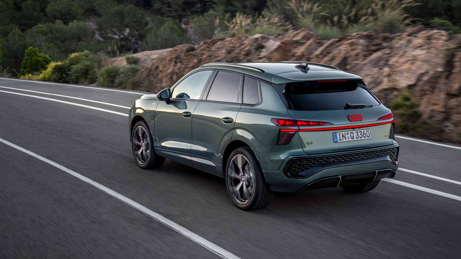 Audi Q3 SUV, Heckansicht, fahrend auf einer Straße