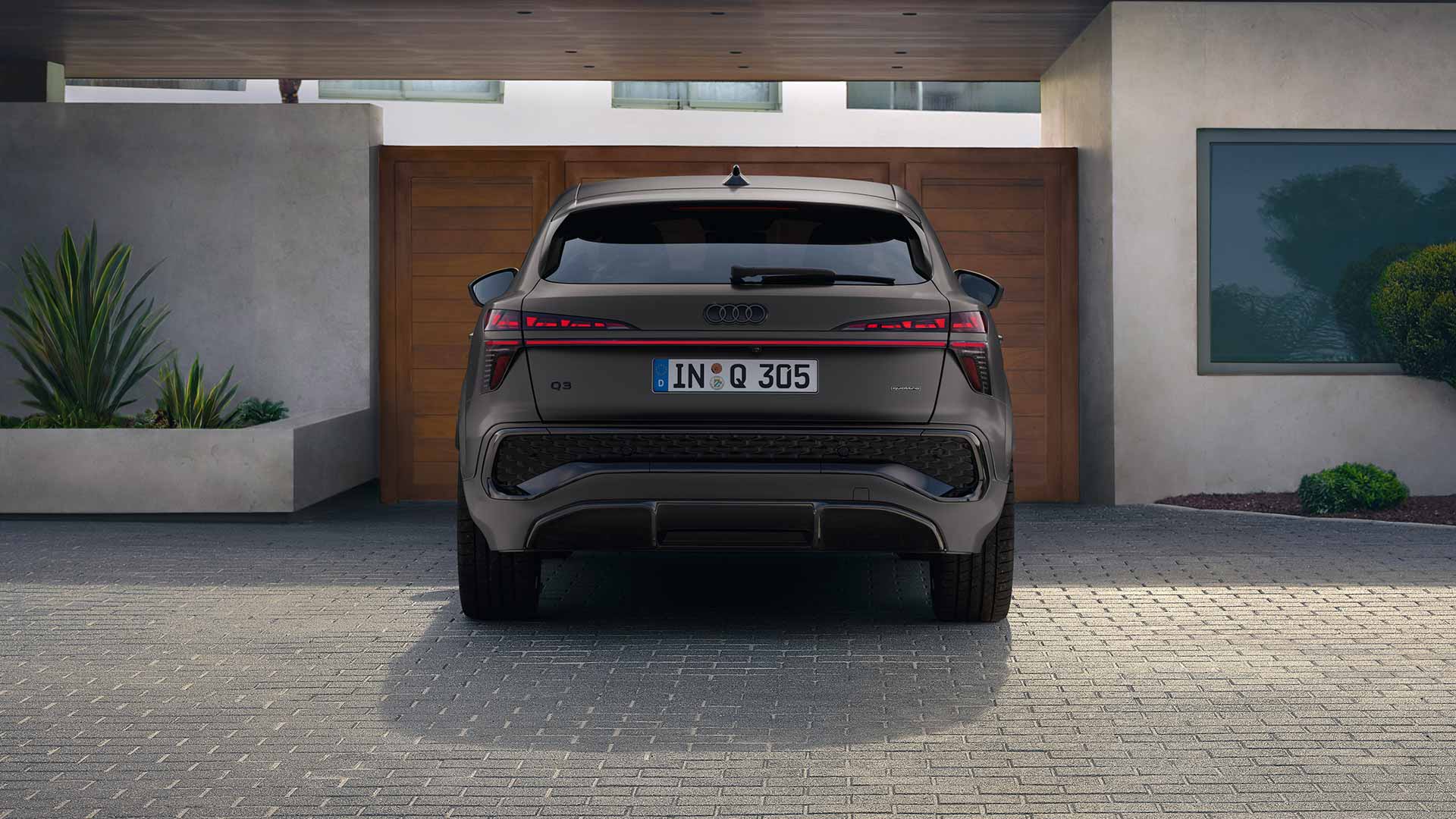 Audi Q3 Sportback, Heckansicht, parkend vor Tor