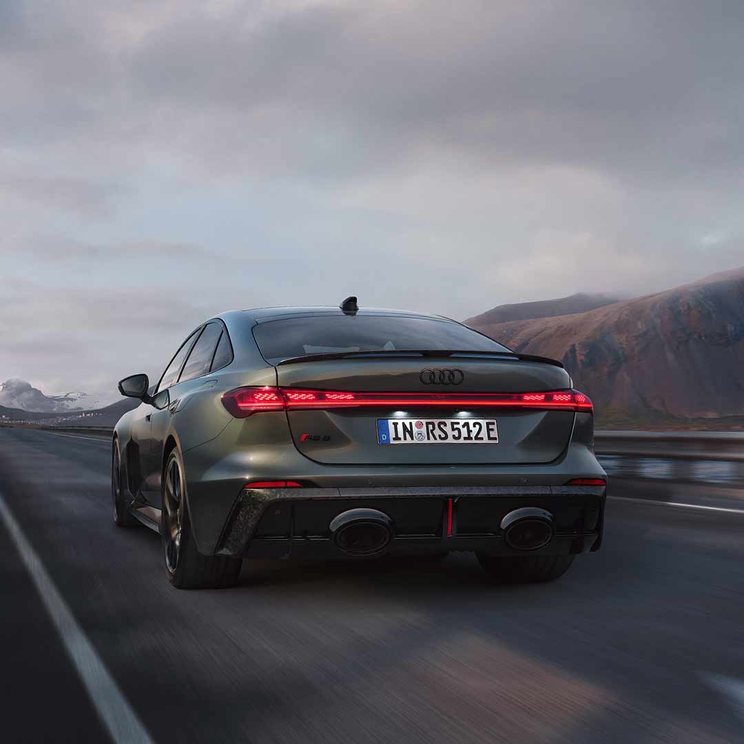 Audi RS 5 Limousine, grün, Heckansicht fahrend auf einer Landstraße