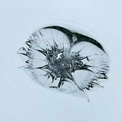 Audi Glasservice, Darstellung Steinschlag "Trümmerbruch"